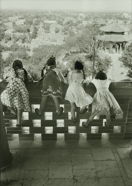 C015 4 Tom Hutchins Four girls looking over balcony to city in Pavilion on top of Coal Mountain, Peking 1956 photography of china - Tom Hutchins | Street photography | Guest Post | Black and white photography - Tom Hutchins